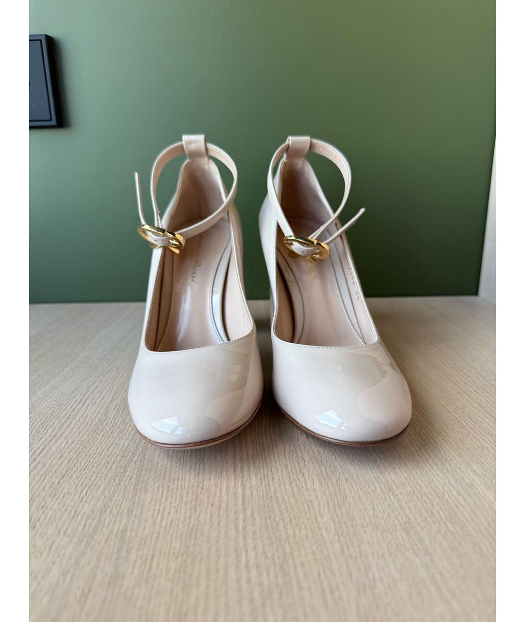 GIANVITO ROSSI Бежевые туфли из лакированной кожи, фото 2