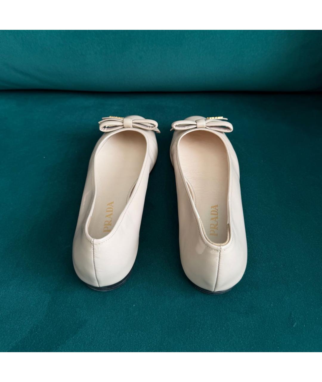 PRADA Бежевые балетки из лакированной кожи, фото 4
