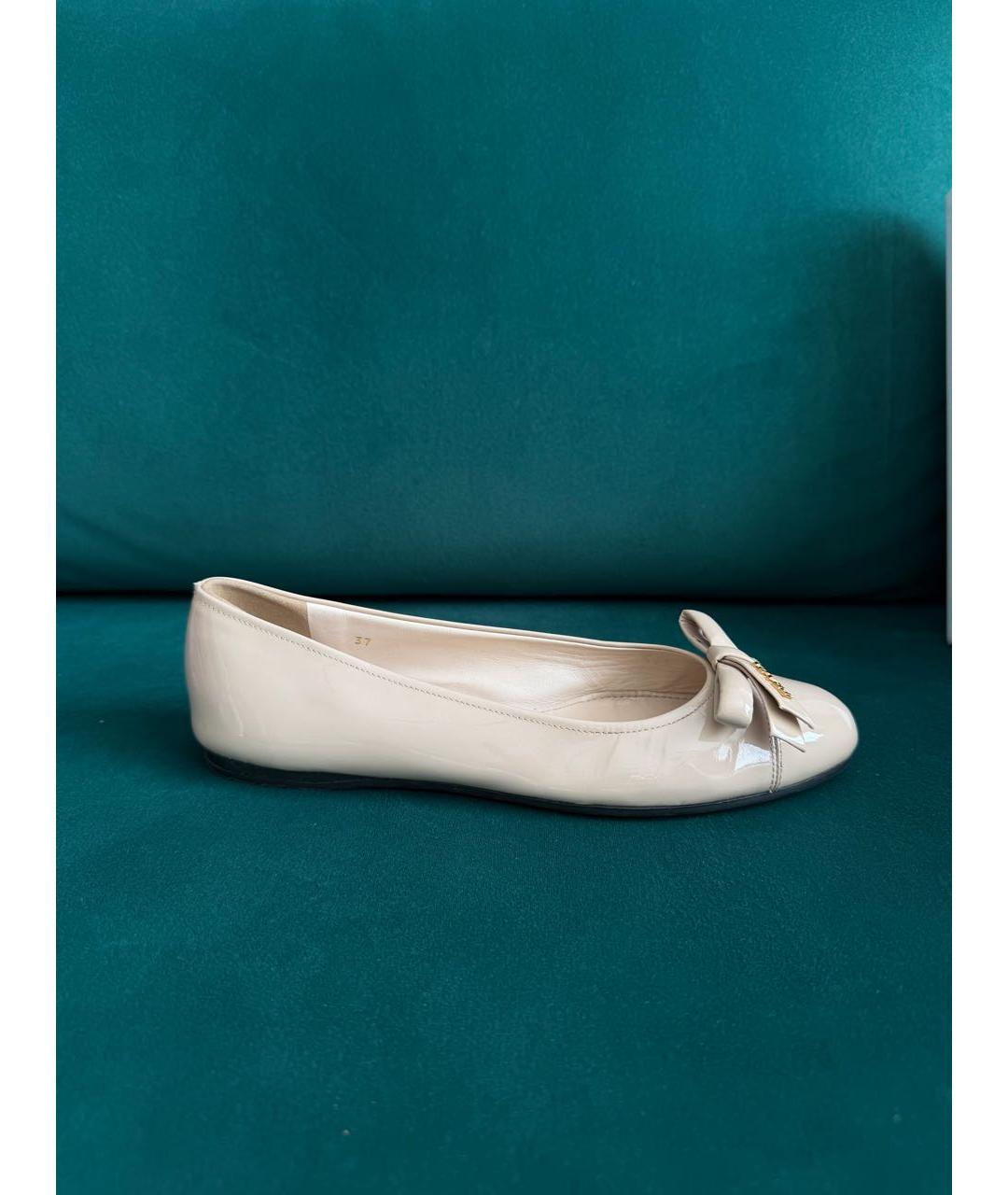 PRADA Бежевые балетки из лакированной кожи, фото 6