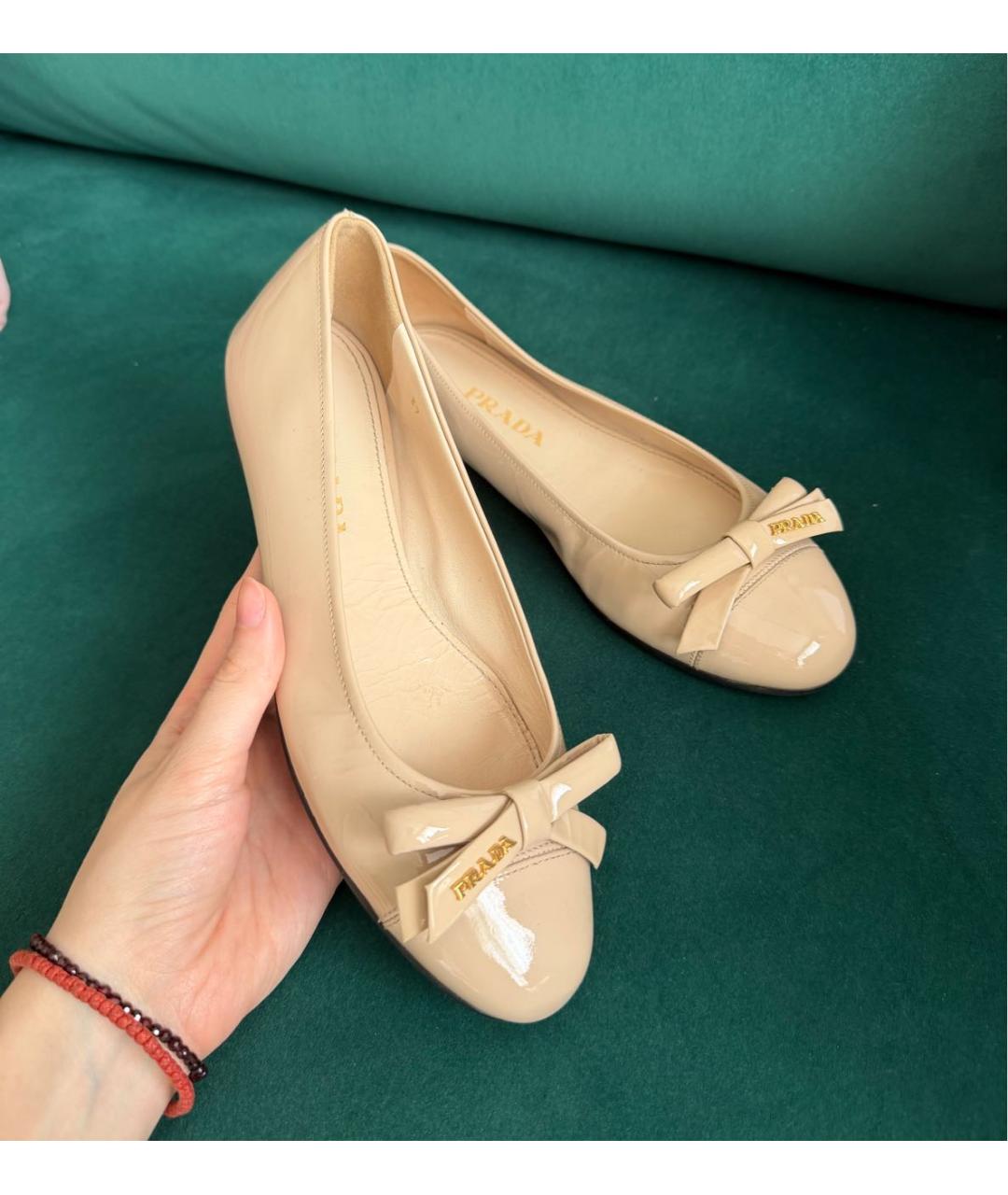 PRADA Бежевые балетки из лакированной кожи, фото 5
