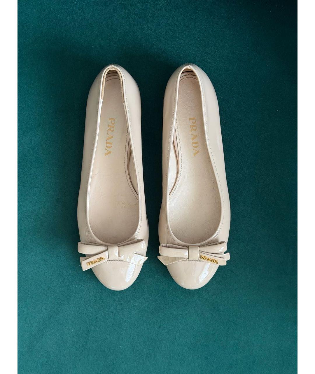 PRADA Бежевые балетки из лакированной кожи, фото 2