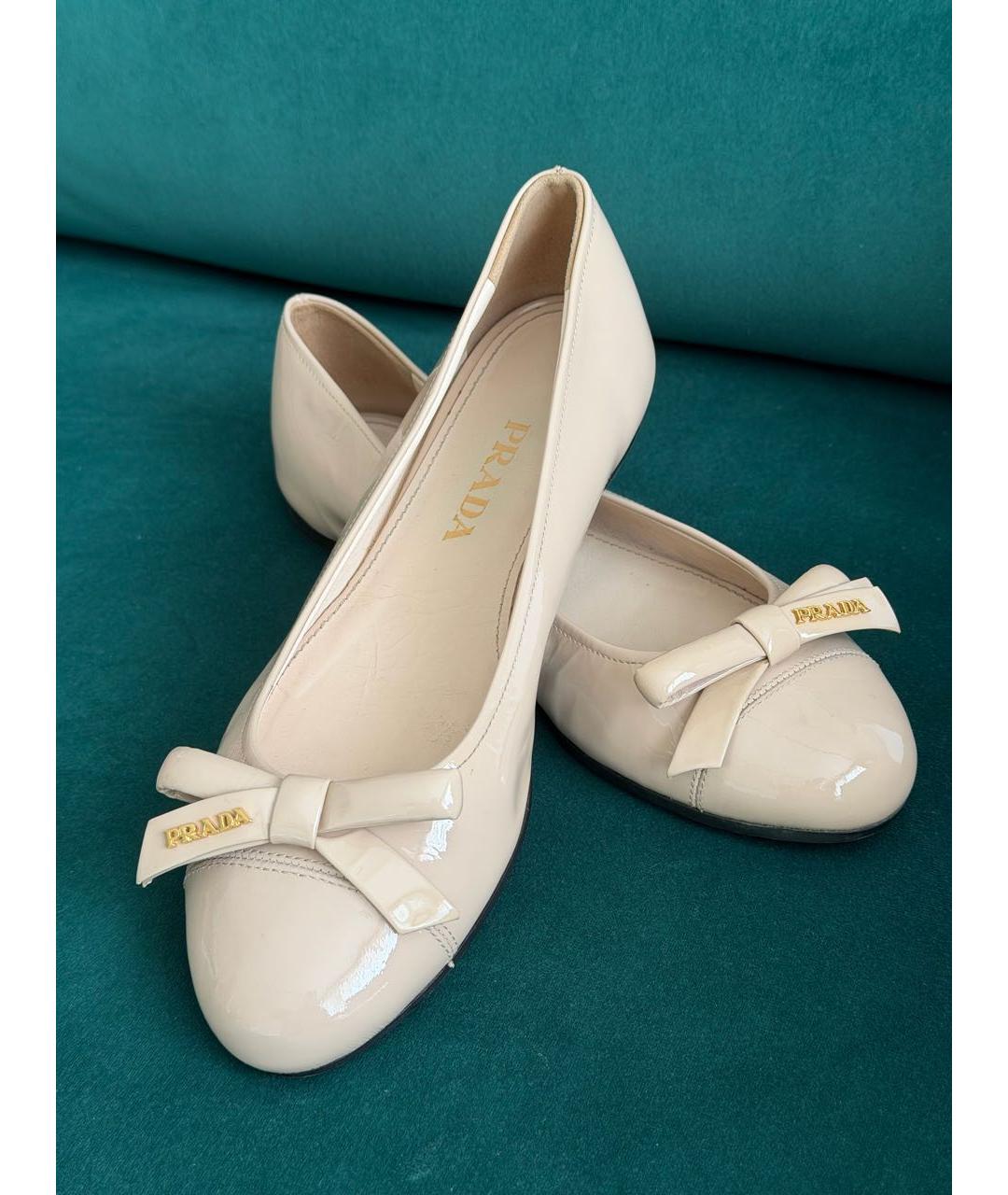 PRADA Бежевые балетки из лакированной кожи, фото 3