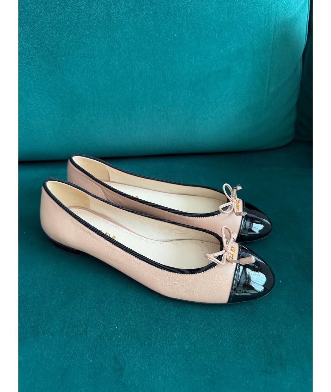 PRADA Бежевые кожаные балетки, фото 2
