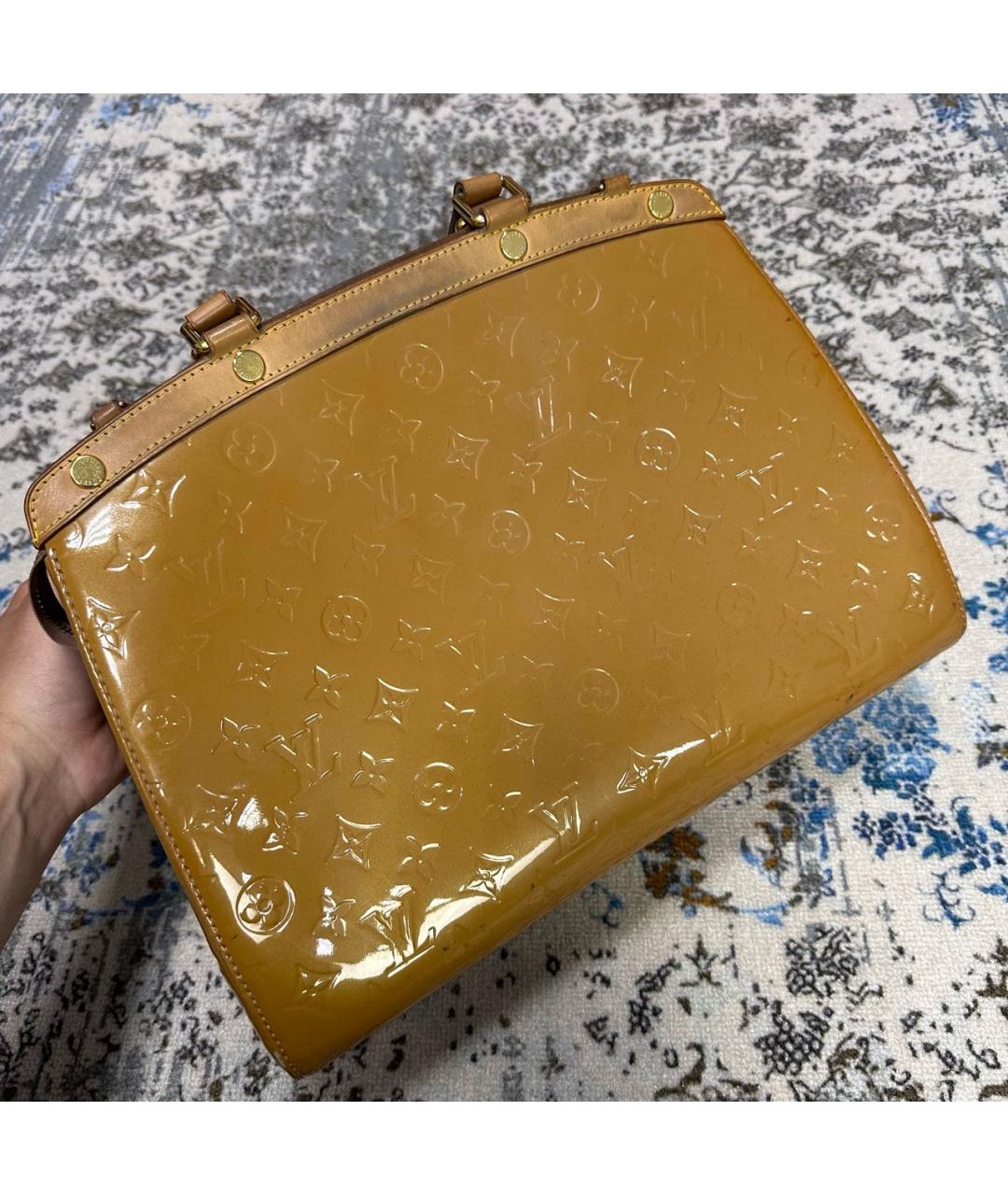 LOUIS VUITTON Коричневая сумка с короткими ручками из лакированной кожи, фото 4