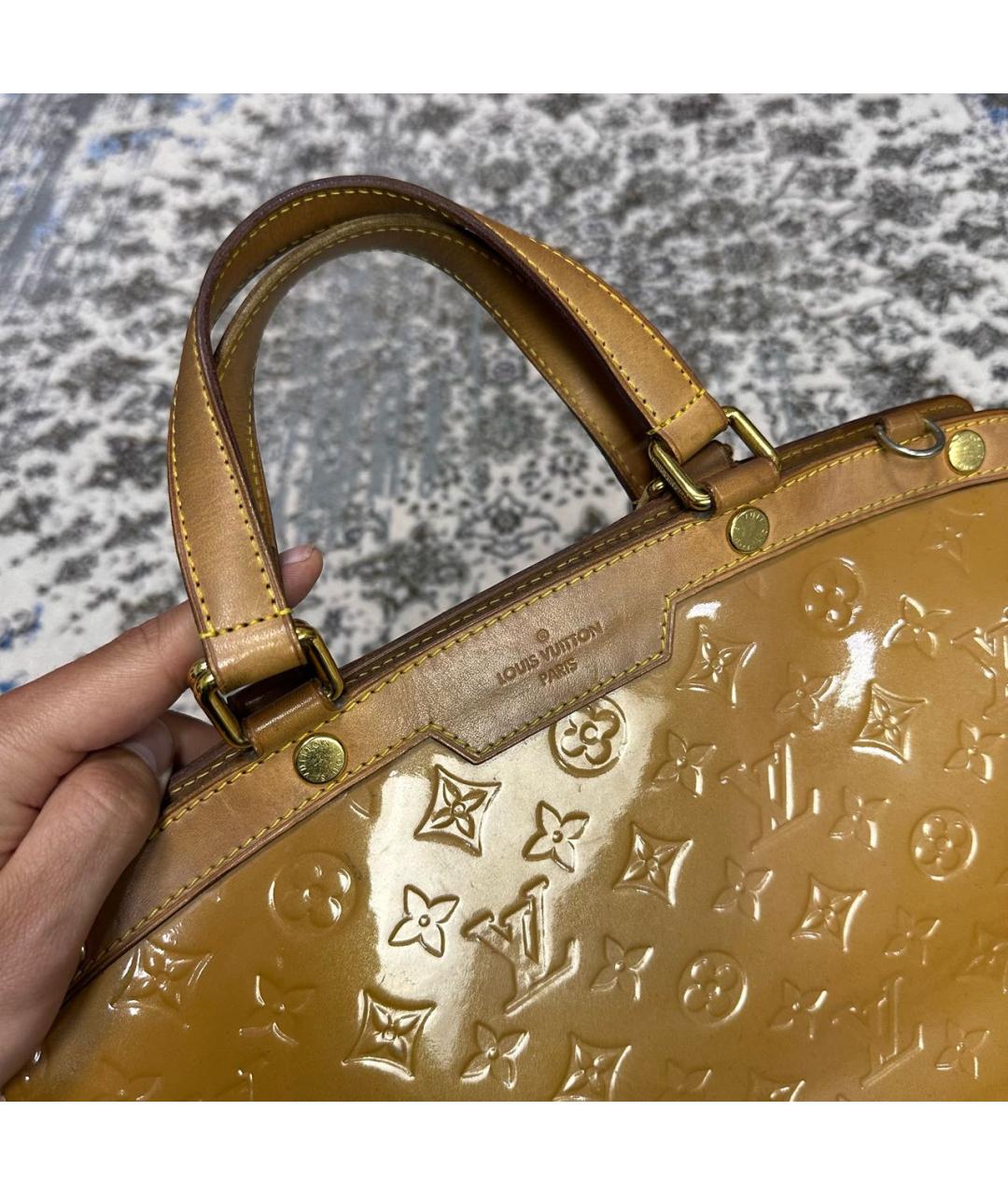 LOUIS VUITTON Коричневая сумка с короткими ручками из лакированной кожи, фото 3