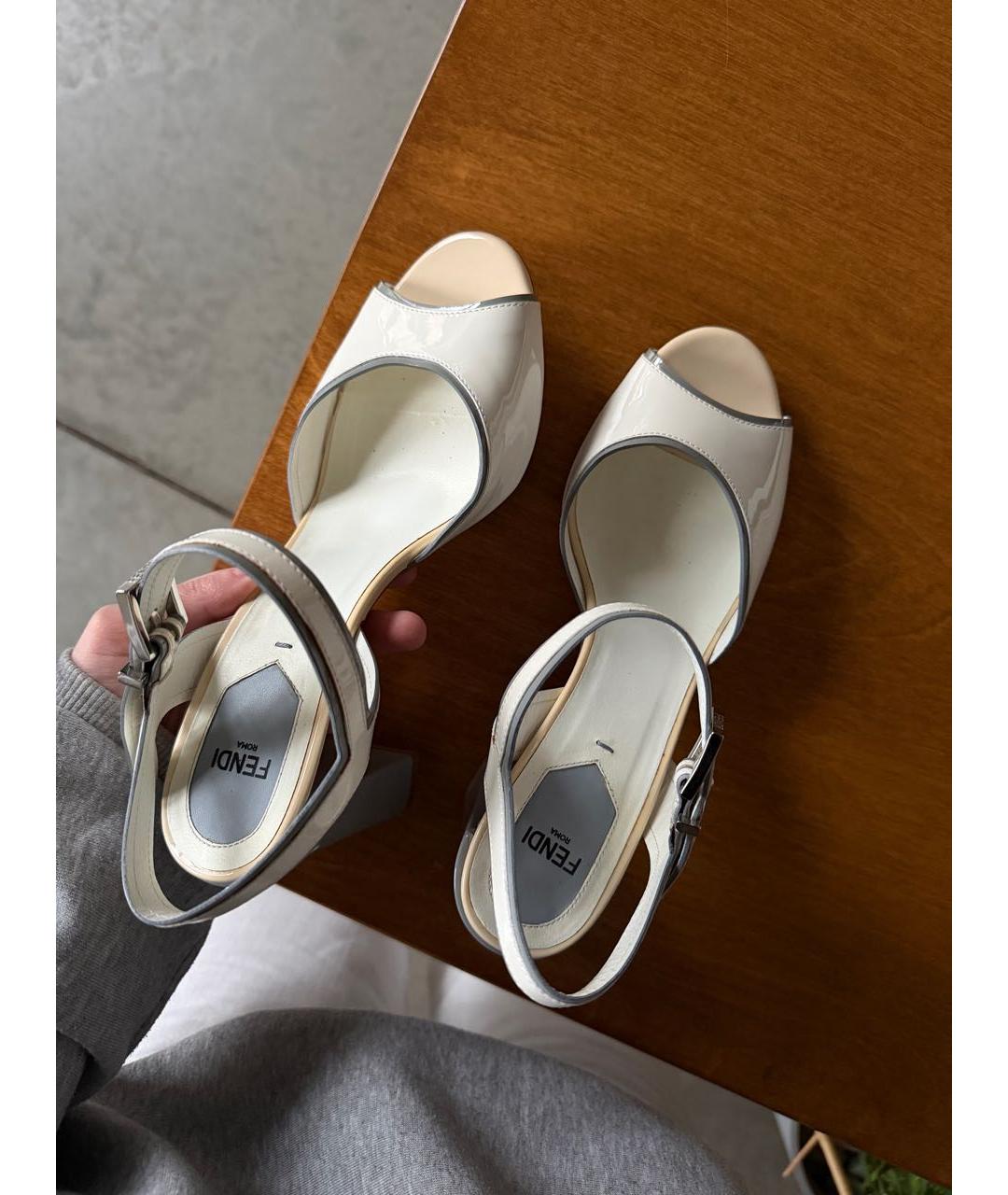 FENDI Белые босоножки из лакированной кожи, фото 5