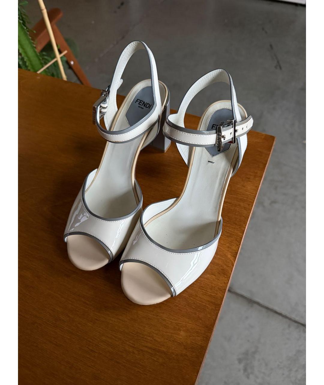 FENDI Белые босоножки из лакированной кожи, фото 4