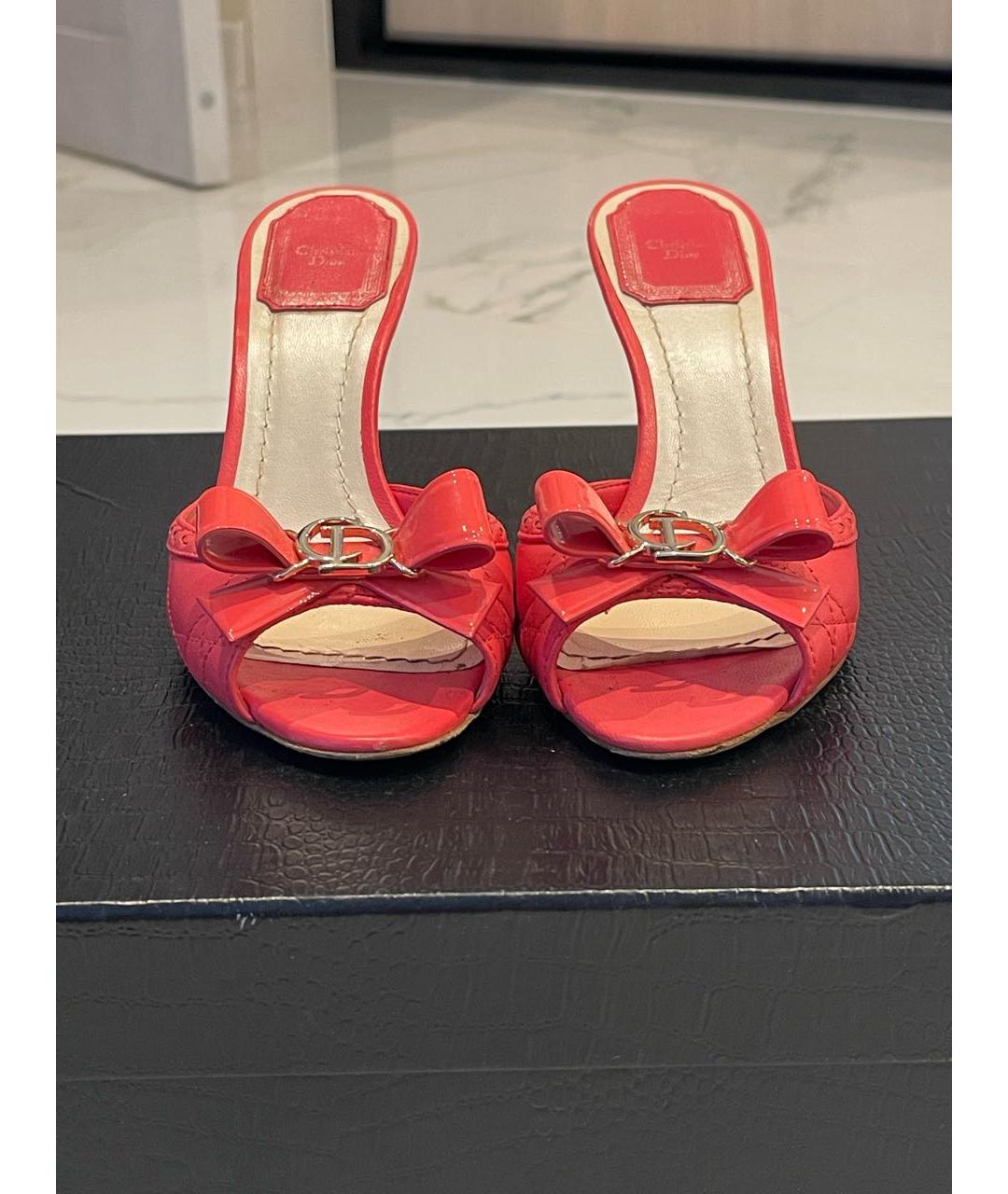 CHRISTIAN DIOR Коралловые кожаные мюли, фото 2