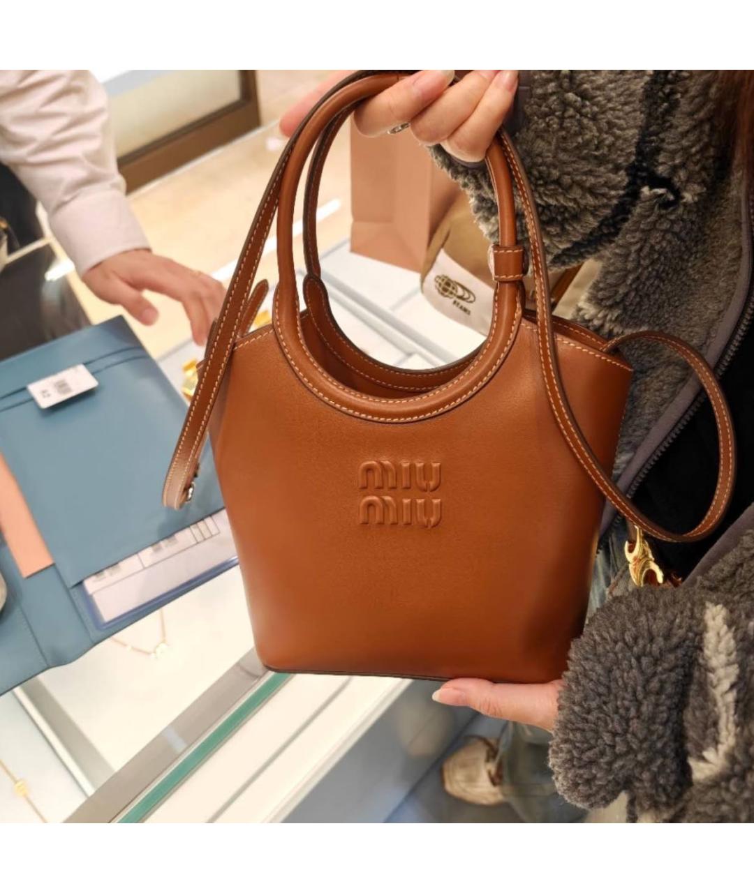 MIU MIU Коричневая кожаная сумка с короткими ручками, фото 3