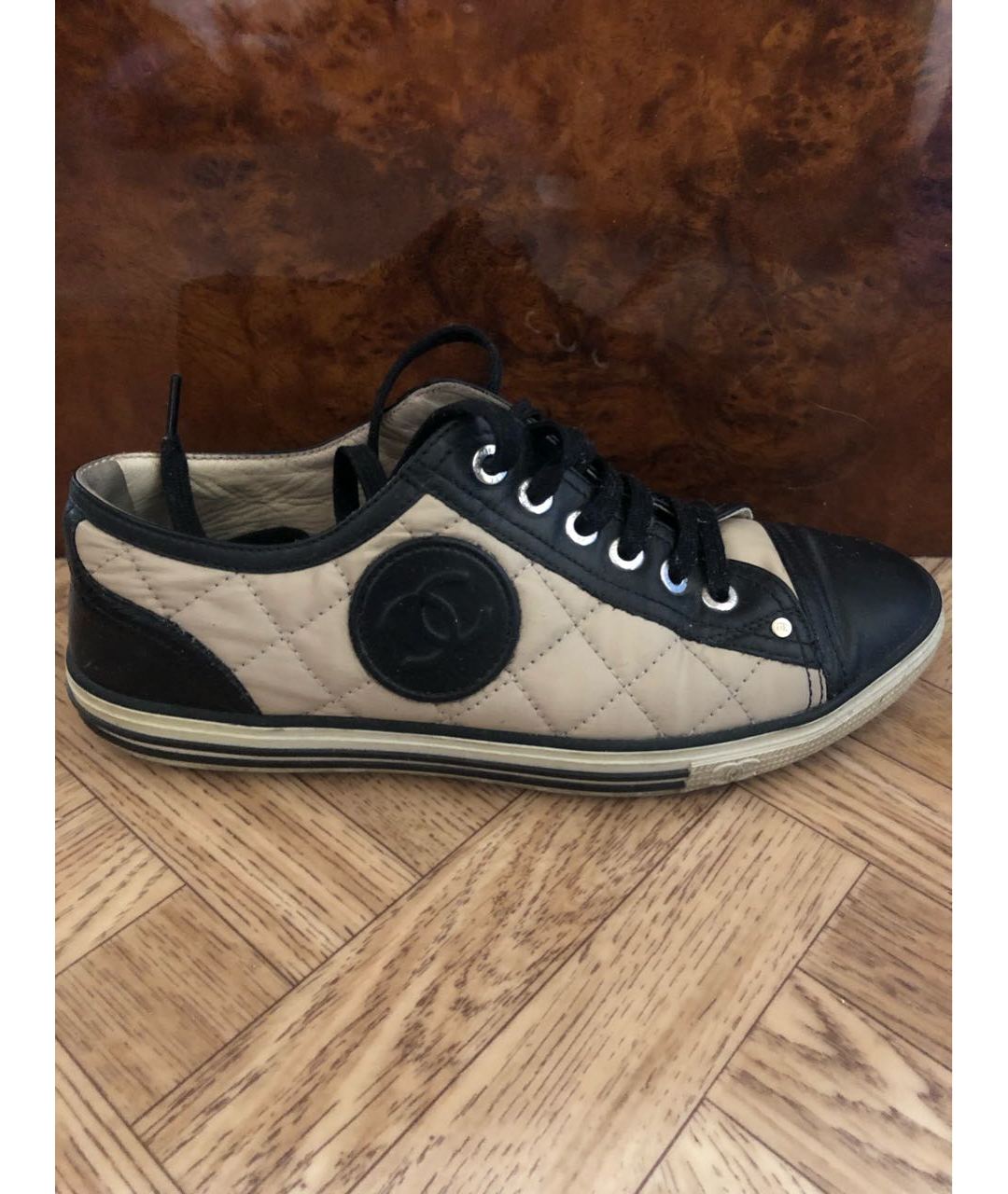 CHANEL PRE-OWNED Бежевые кожаные кроссовки, фото 5