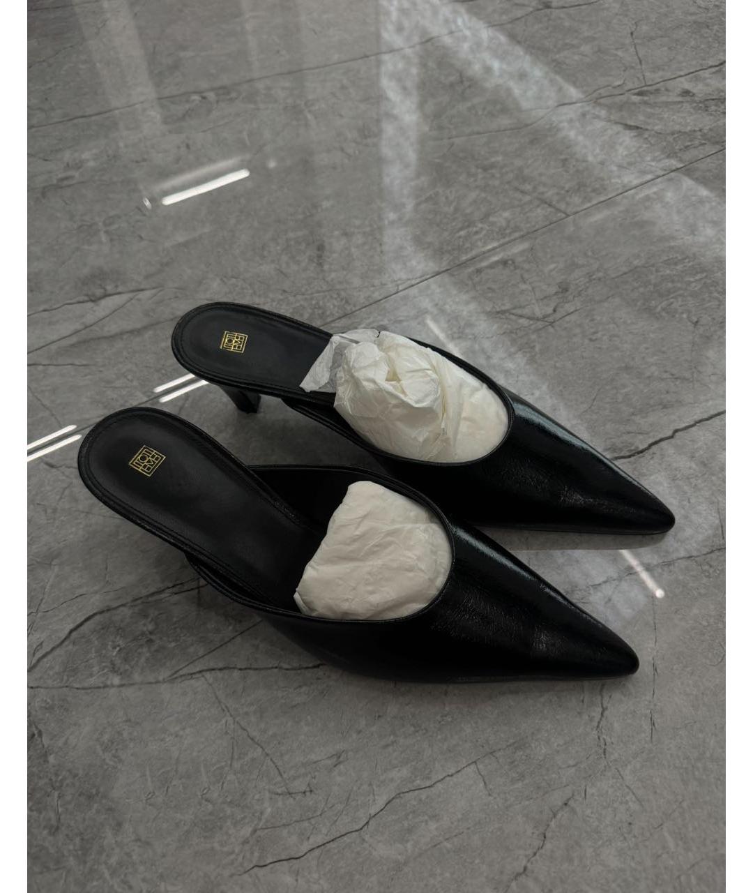 TOTEME Черные мюли из лакированной кожи, фото 4