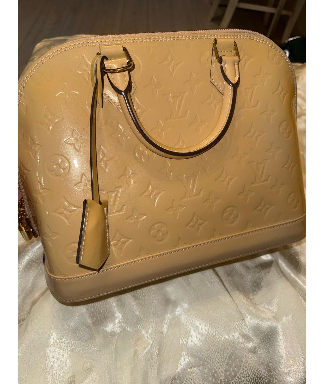 LOUIS VUITTON Бежевая сумка с короткими ручками из лакированной кожи, фото 8