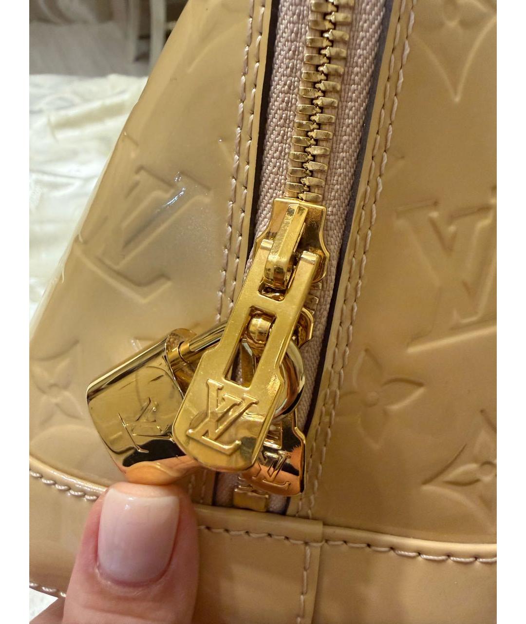 LOUIS VUITTON Бежевая сумка с короткими ручками из лакированной кожи, фото 7