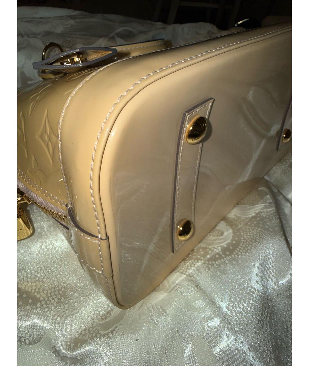 LOUIS VUITTON Бежевая сумка с короткими ручками из лакированной кожи, фото 5
