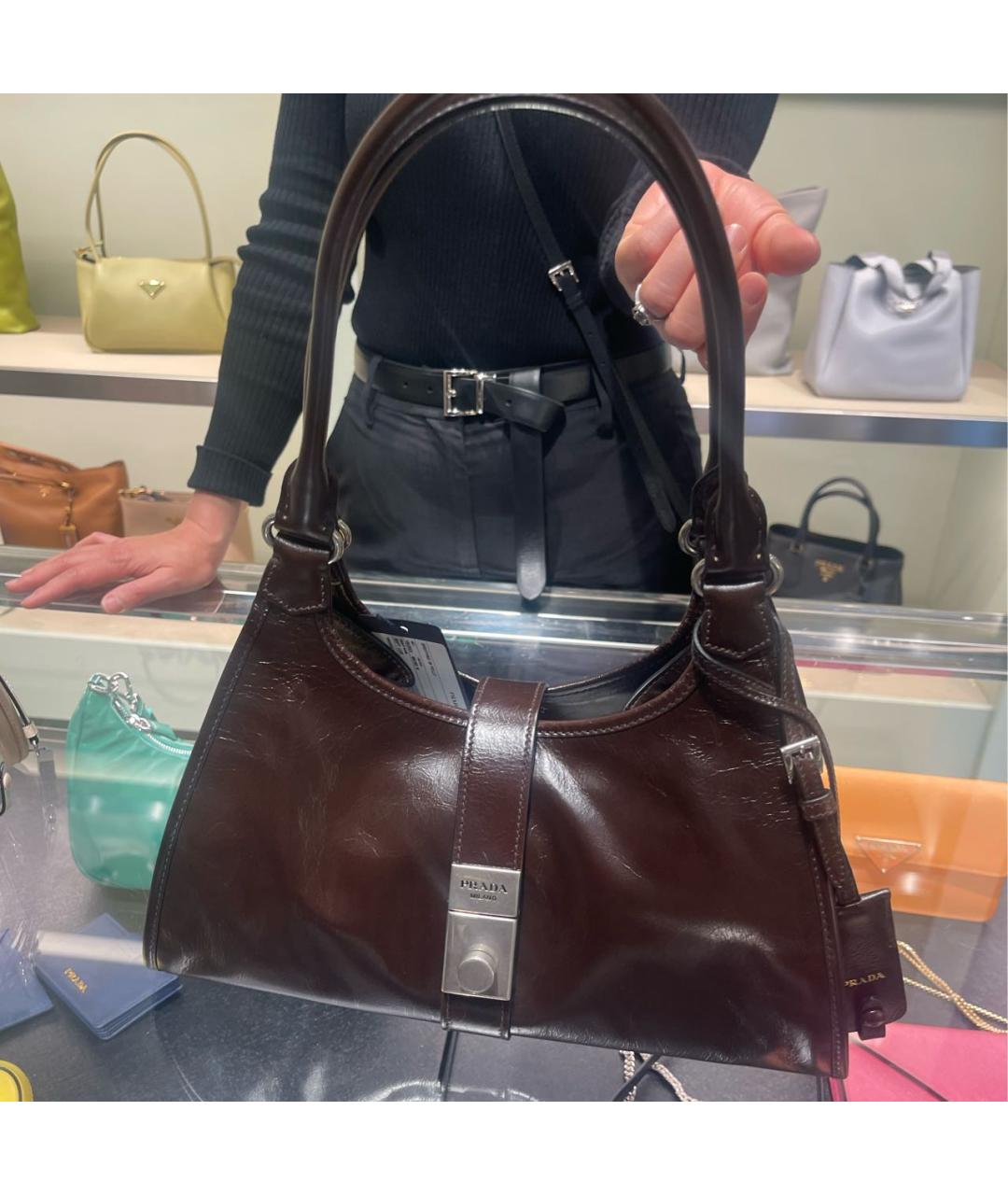 PRADA Коричневая сумка тоут из лакированной кожи, фото 6