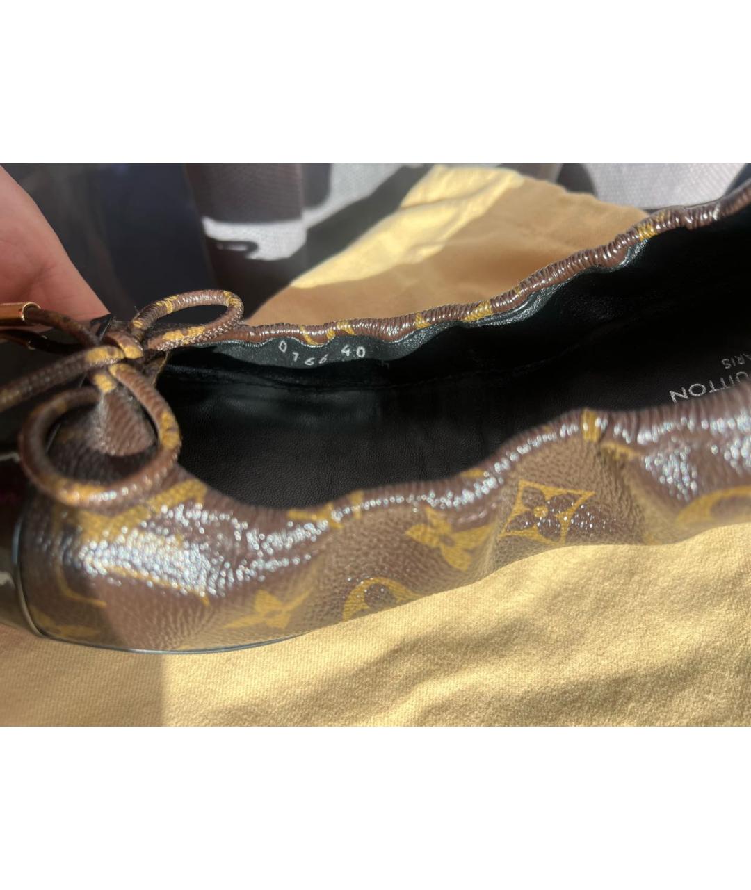 LOUIS VUITTON Коричневые кожаные балетки, фото 6