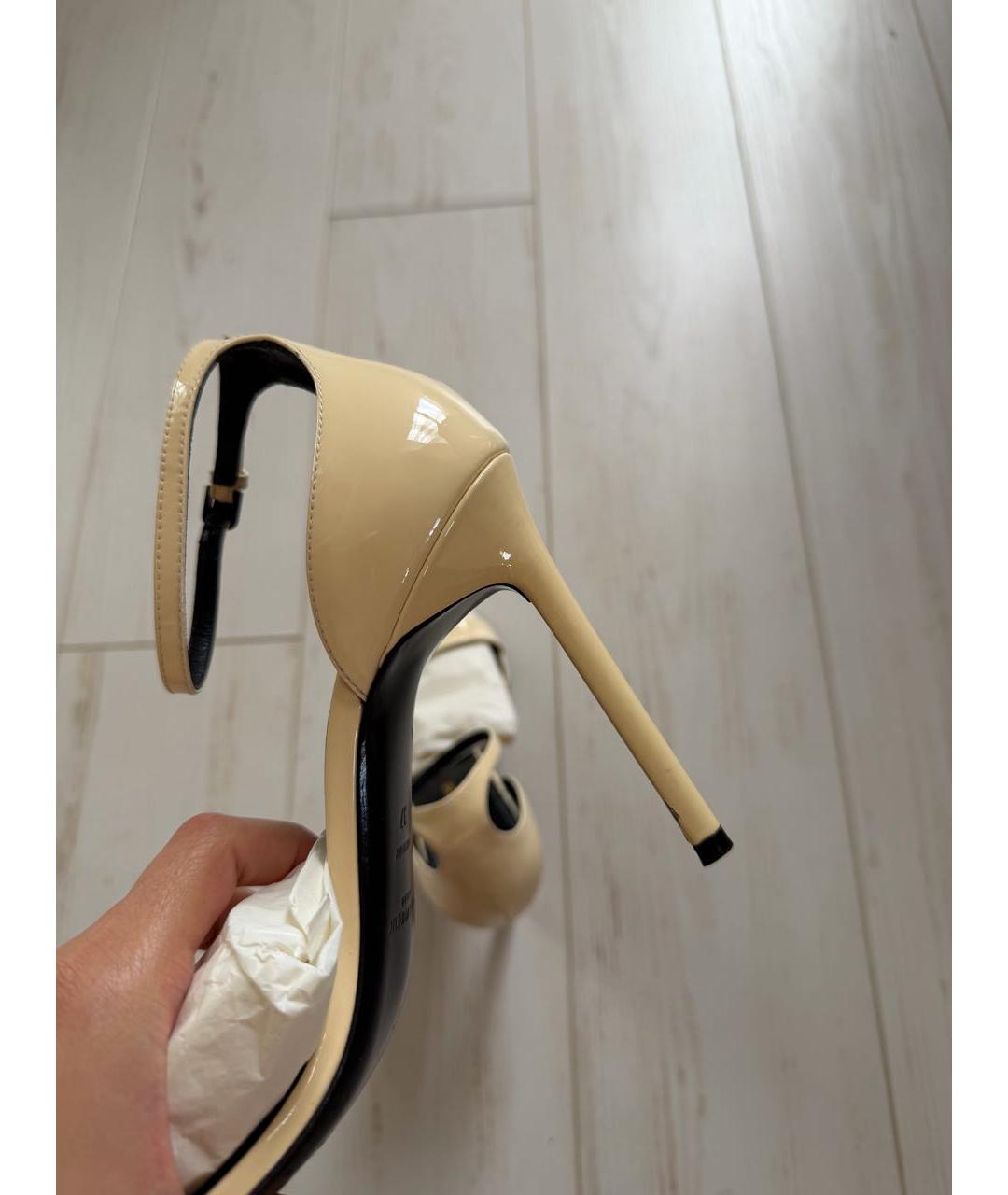 SAINT LAURENT Бежевые босоножки из лакированной кожи, фото 5