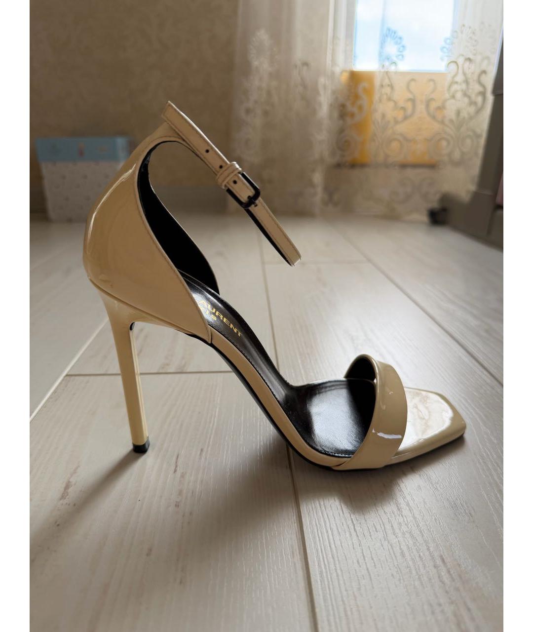 SAINT LAURENT Бежевые босоножки из лакированной кожи, фото 7