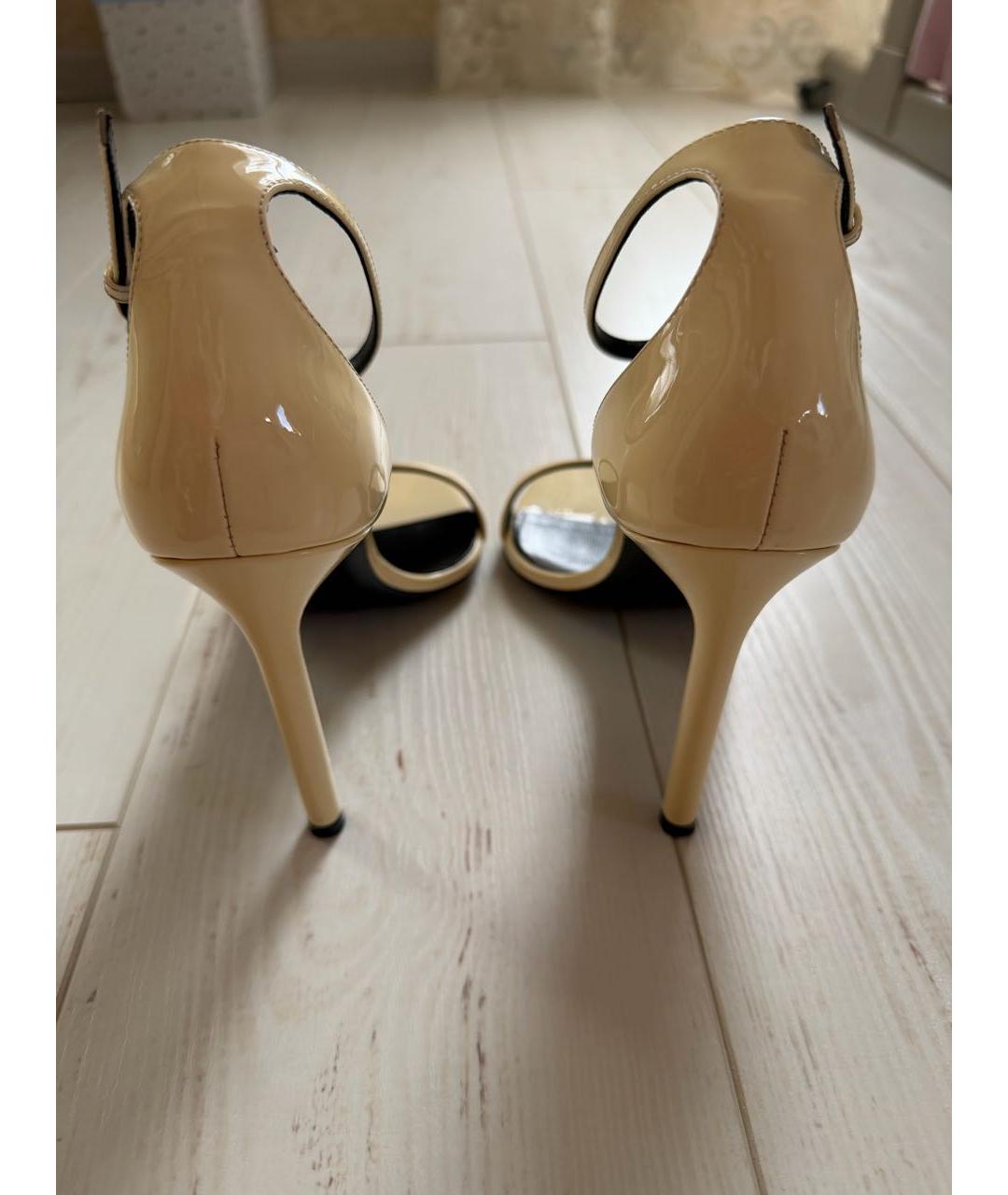 SAINT LAURENT Бежевые босоножки из лакированной кожи, фото 4