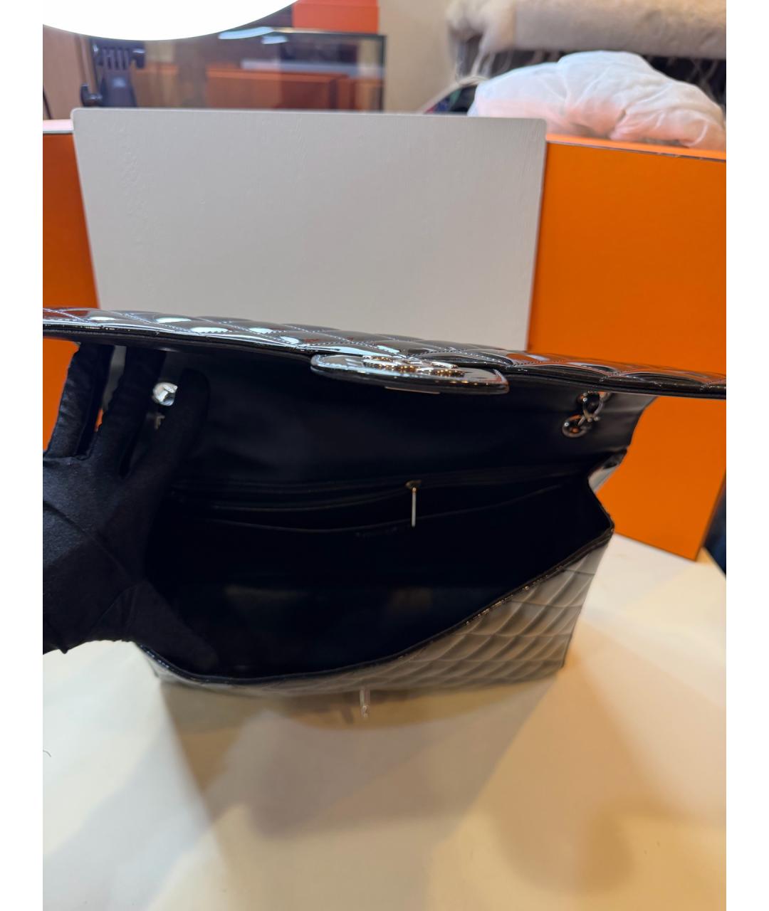CHANEL Черная сумка через плечо из лакированной кожи, фото 9