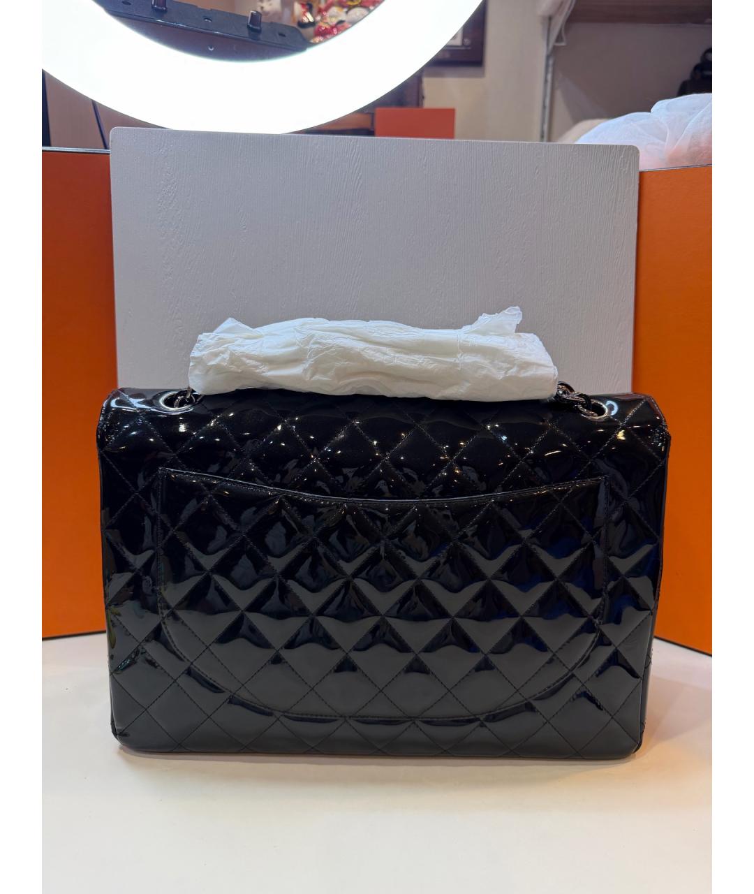 CHANEL Черная сумка через плечо из лакированной кожи, фото 2