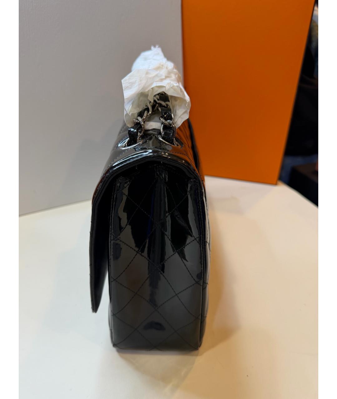 CHANEL Черная сумка через плечо из лакированной кожи, фото 4