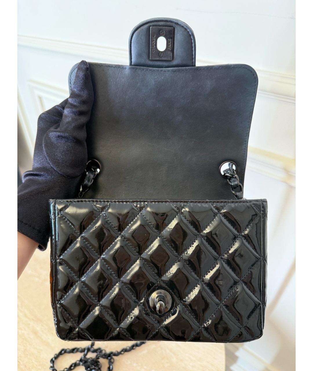 CHANEL Черная сумка через плечо из лакированной кожи, фото 7