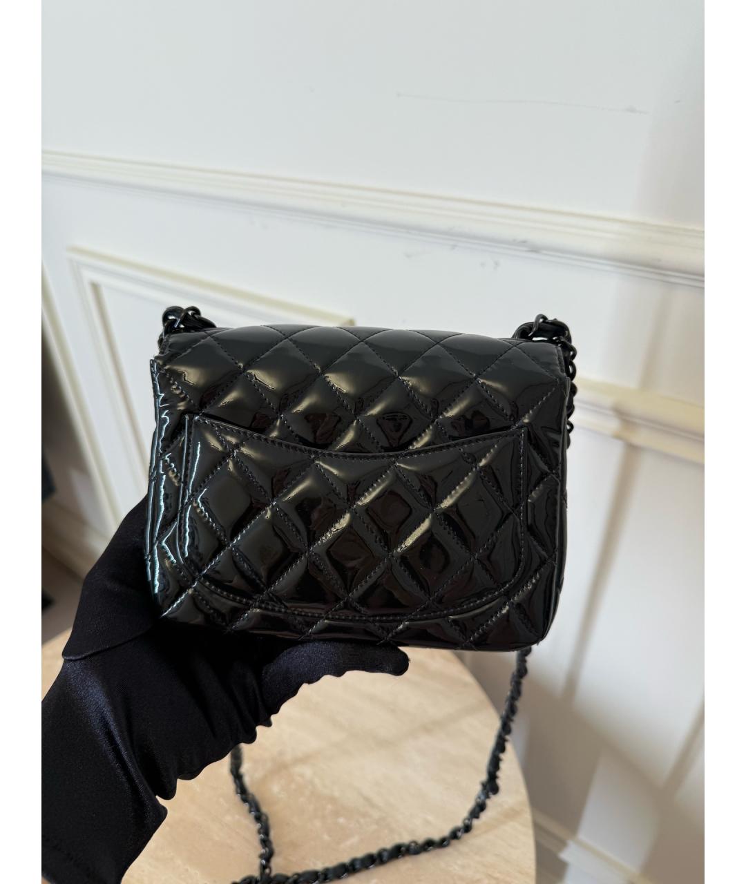CHANEL Черная сумка через плечо из лакированной кожи, фото 3
