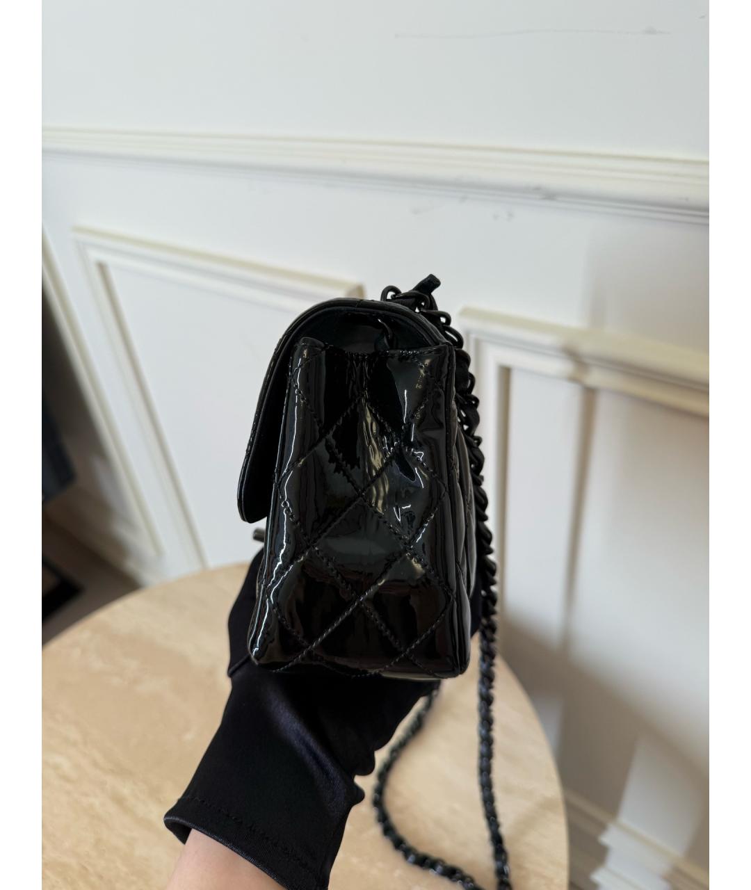 CHANEL Черная сумка через плечо из лакированной кожи, фото 2