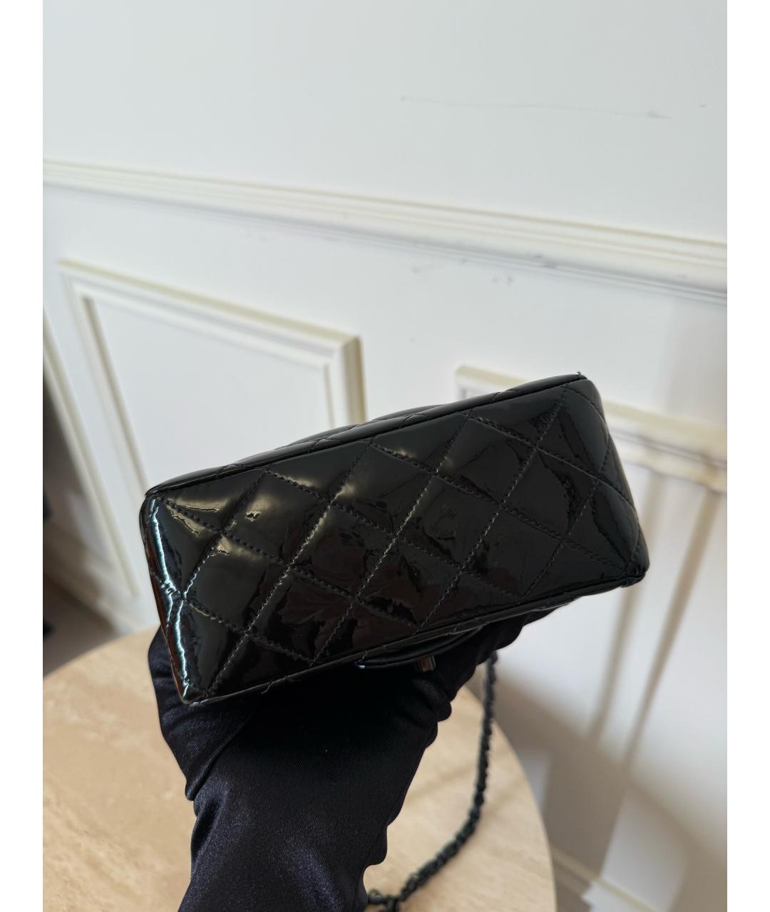 CHANEL Черная сумка через плечо из лакированной кожи, фото 6