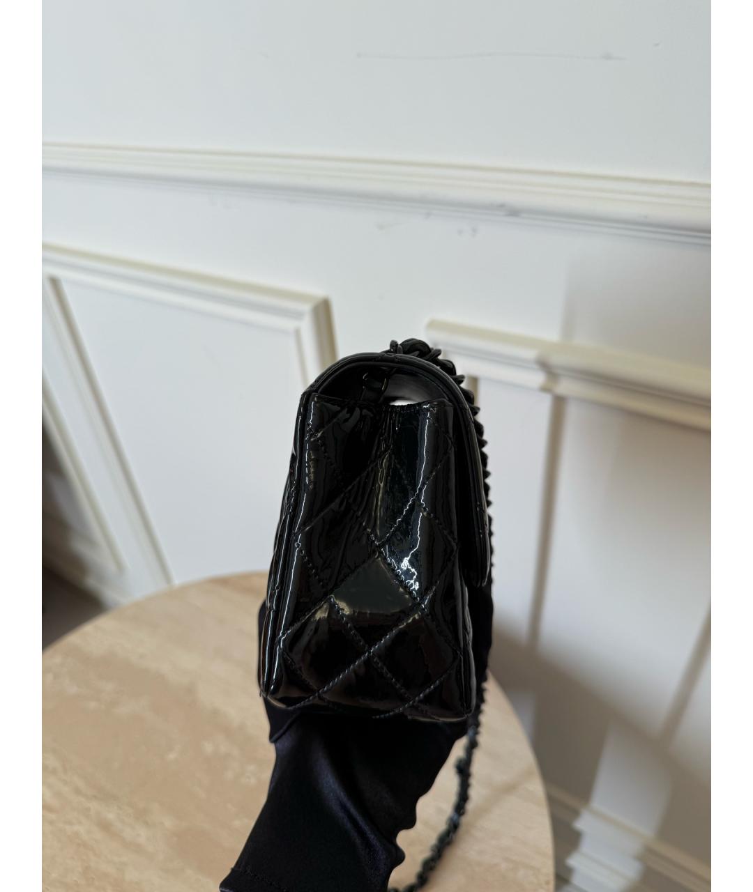 CHANEL Черная сумка через плечо из лакированной кожи, фото 5
