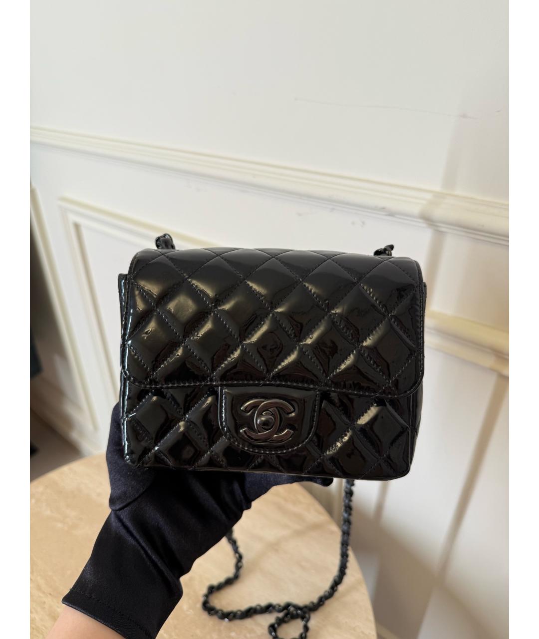 CHANEL Черная сумка через плечо из лакированной кожи, фото 4