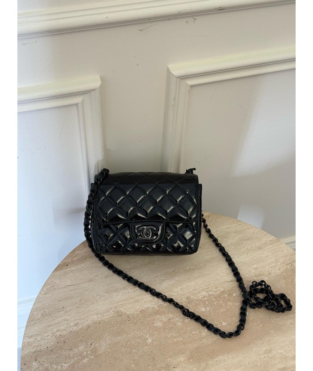 CHANEL Черная сумка через плечо из лакированной кожи, фото 9