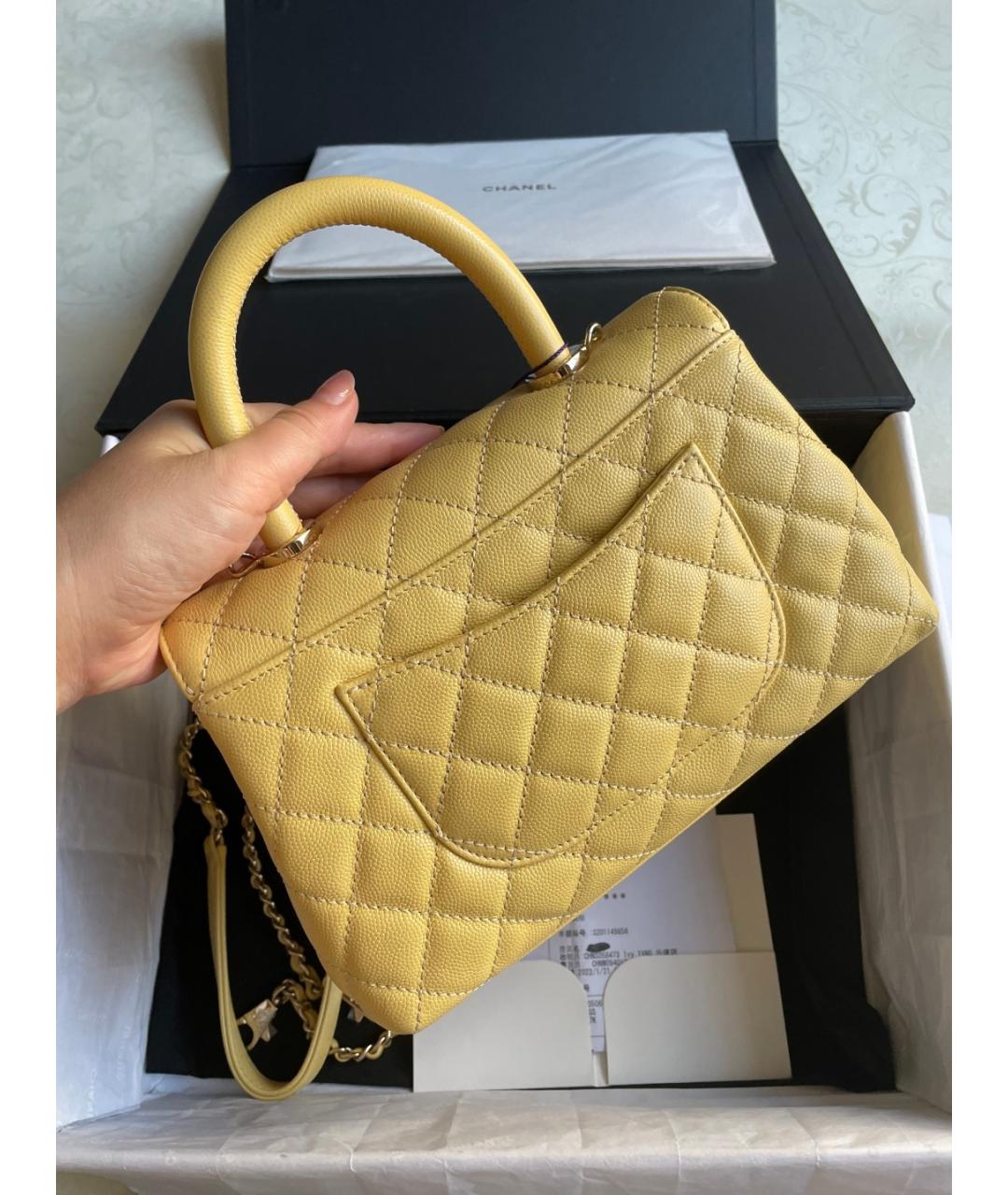 CHANEL Желтая кожаная сумка с короткими ручками, фото 3