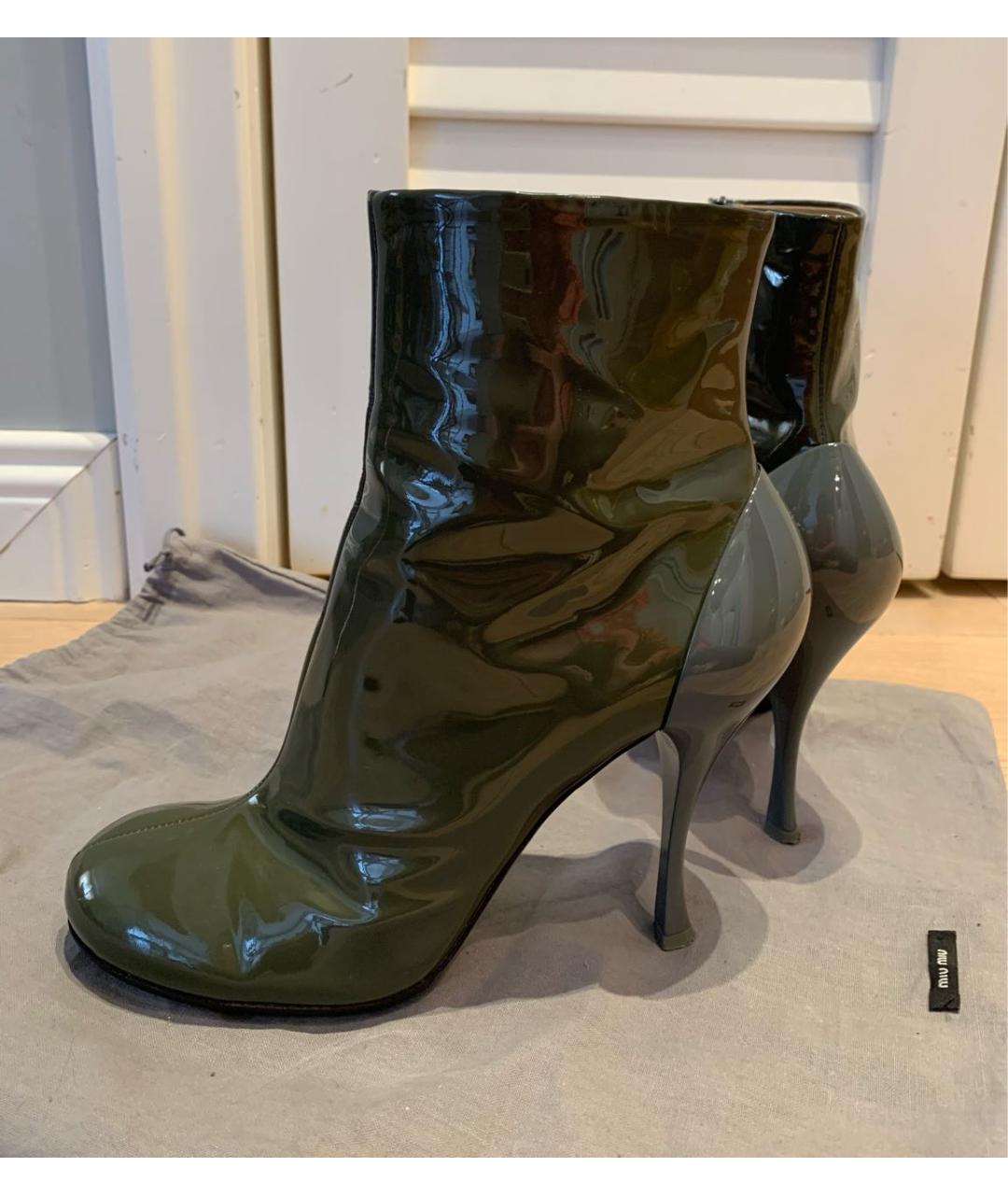 MIU MIU Хаки ботильоны из лакированной кожи, фото 7
