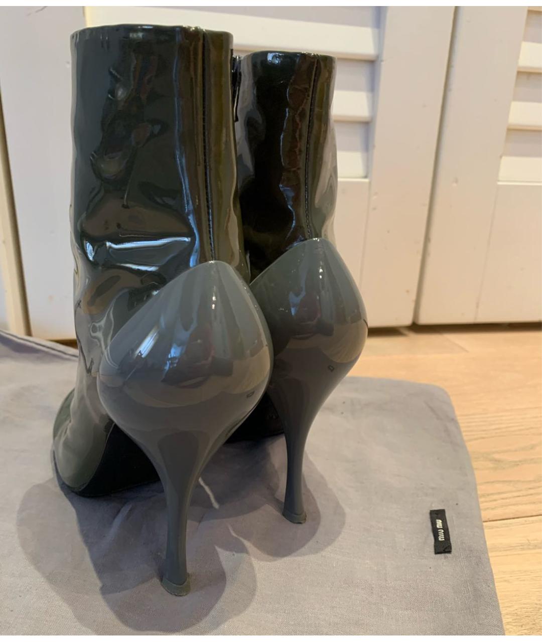 MIU MIU Хаки ботильоны из лакированной кожи, фото 4