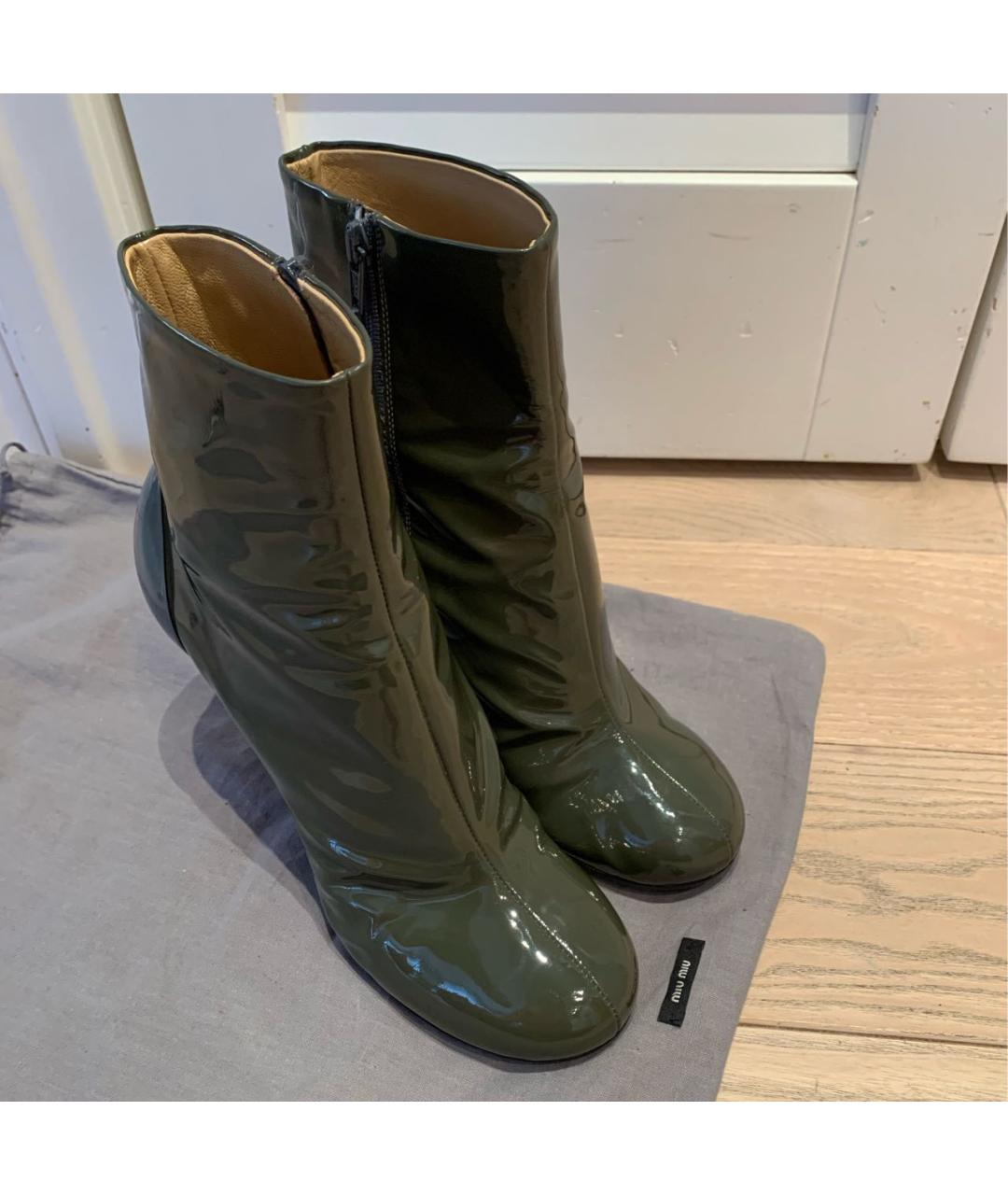 MIU MIU Хаки ботильоны из лакированной кожи, фото 5