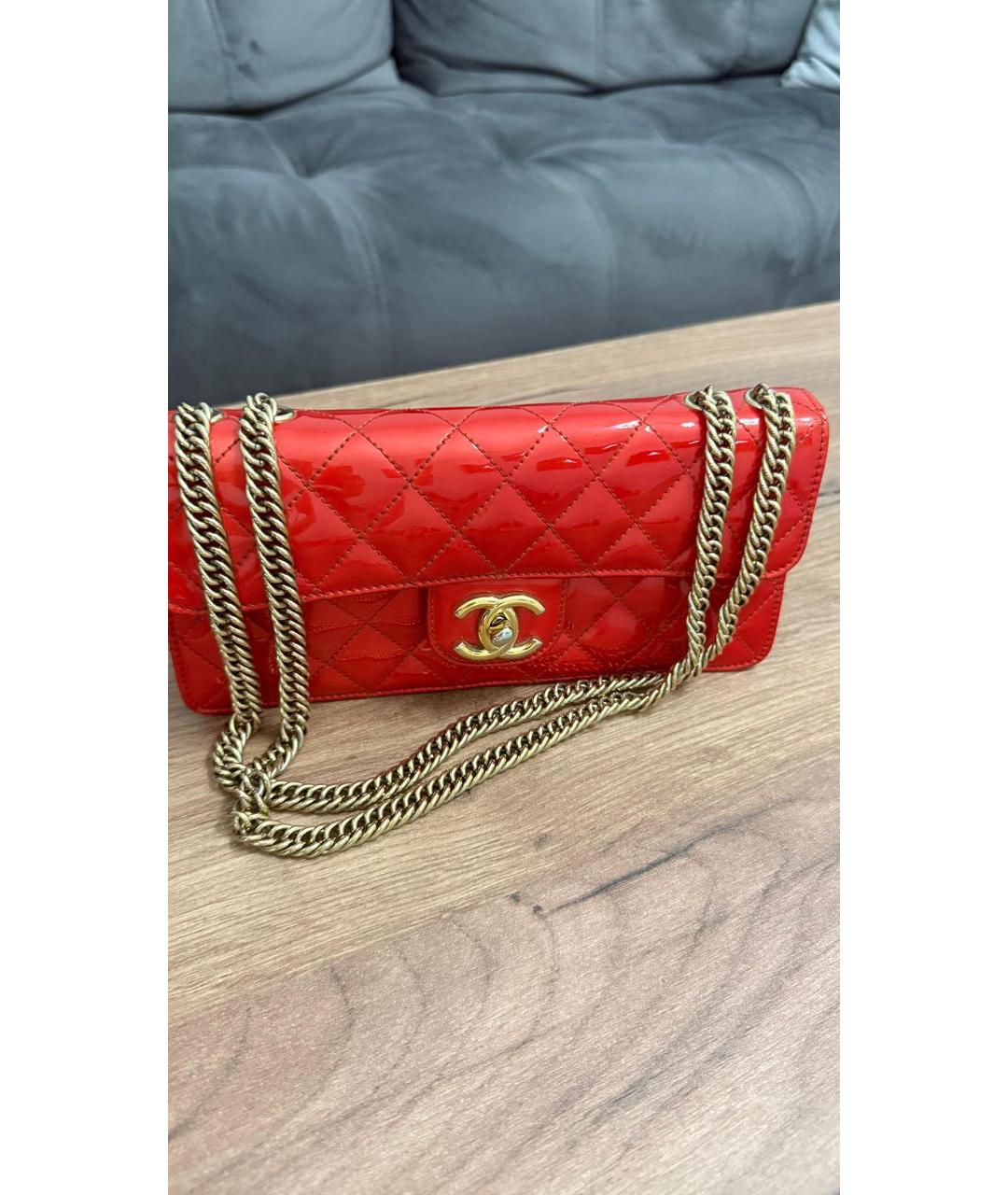 CHANEL Красная сумка через плечо из лакированной кожи, фото 2