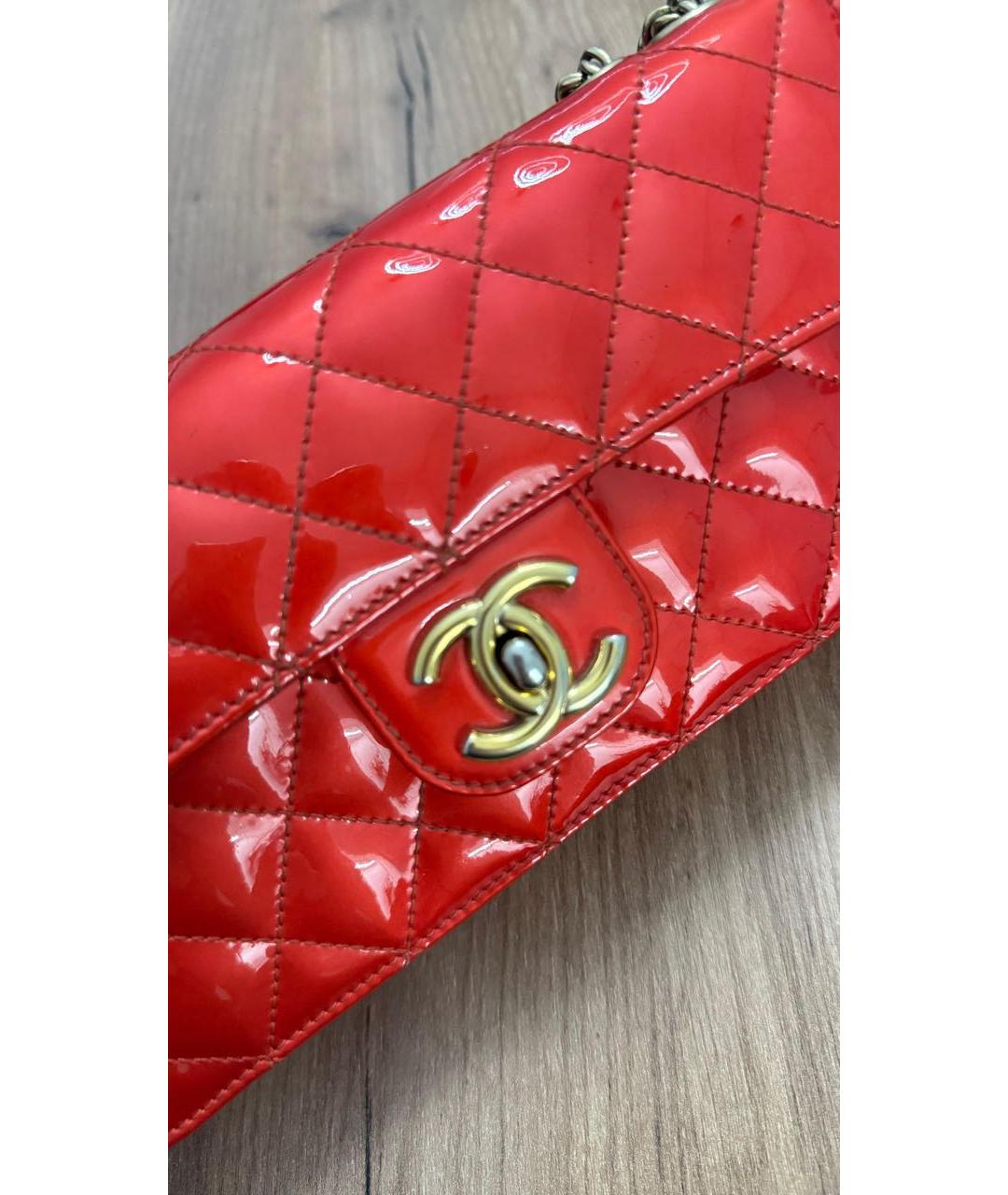 CHANEL Красная сумка через плечо из лакированной кожи, фото 6