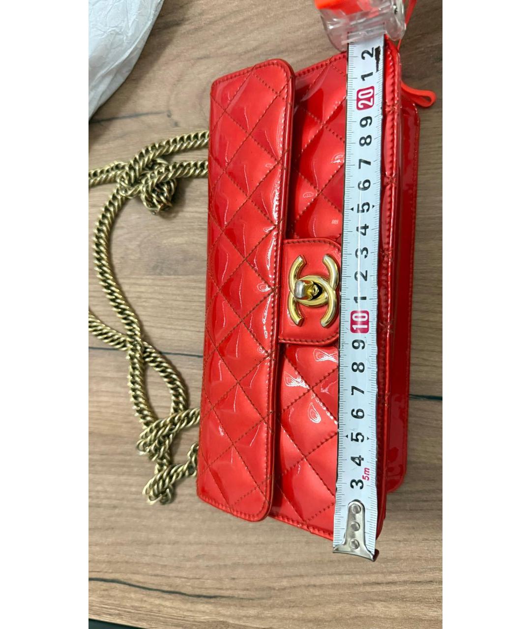 CHANEL Красная сумка через плечо из лакированной кожи, фото 7