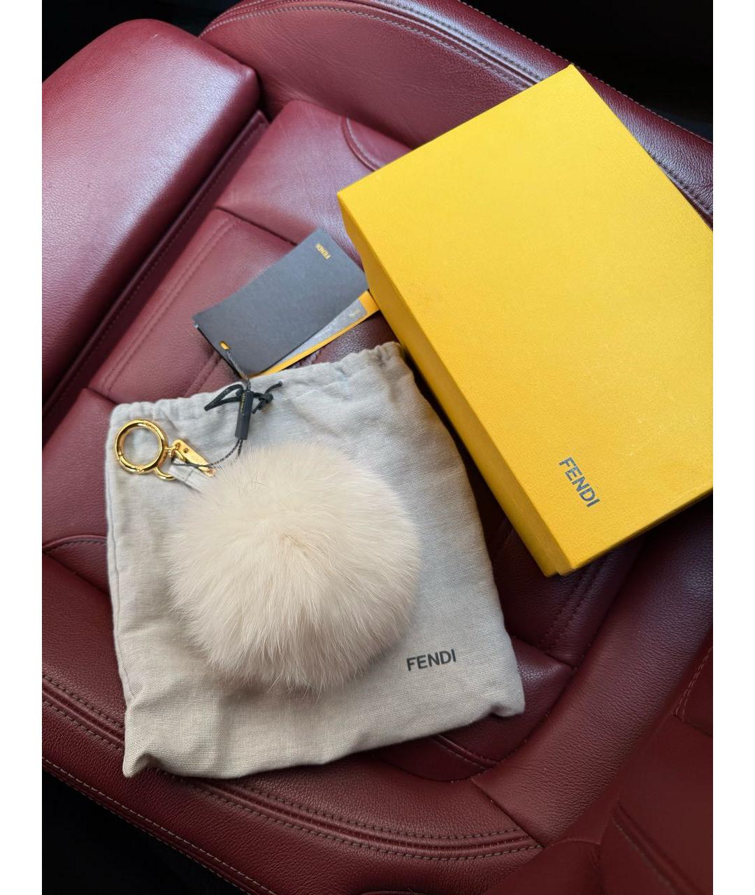 FENDI Белый брелок, фото 2