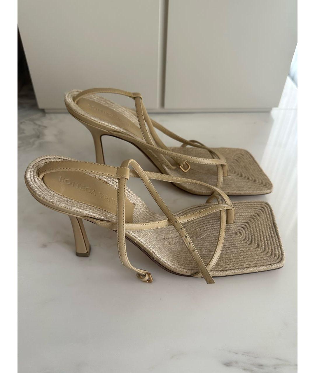 BOTTEGA VENETA Бежевые кожаные босоножки, фото 7