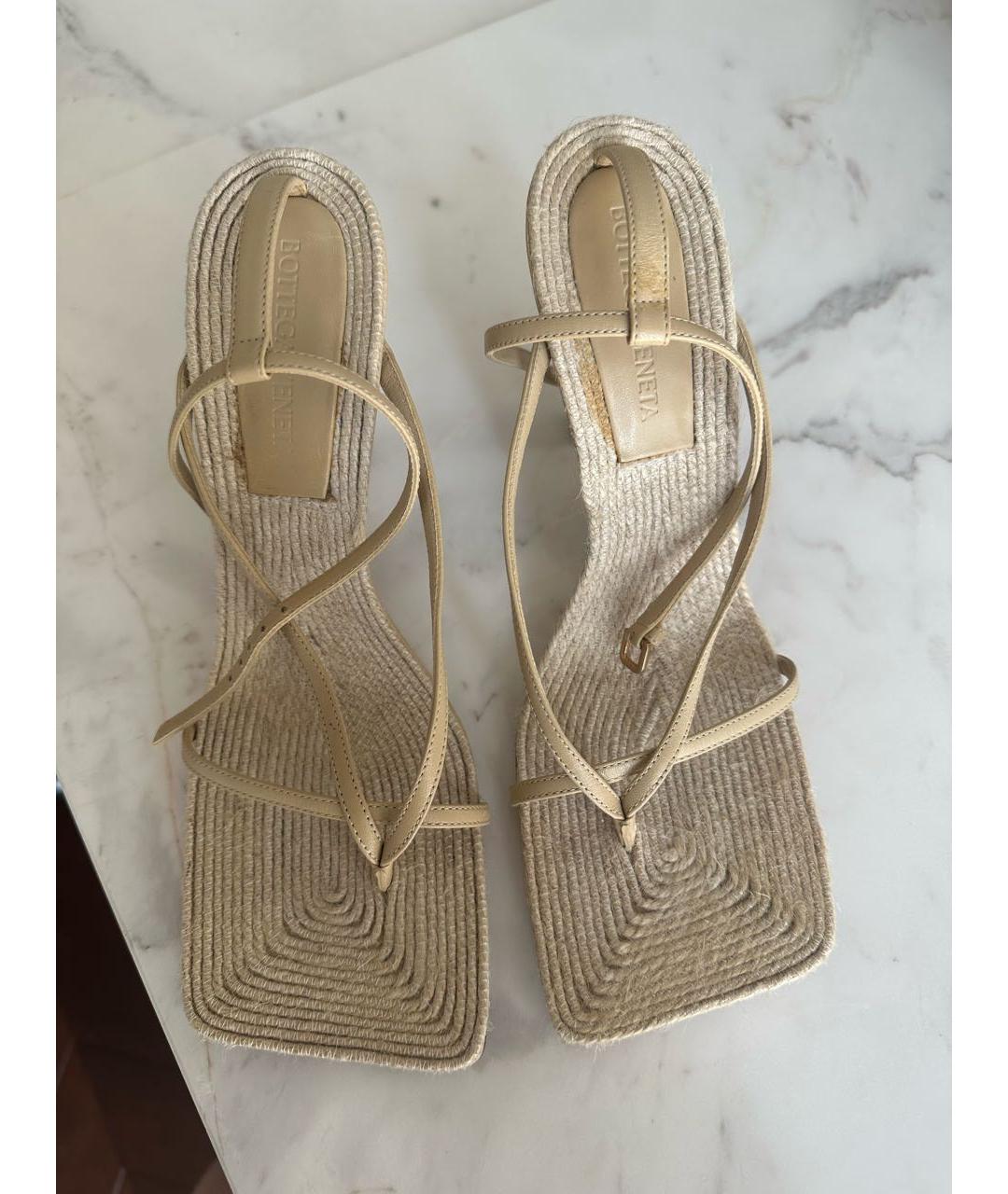 BOTTEGA VENETA Бежевые кожаные босоножки, фото 2