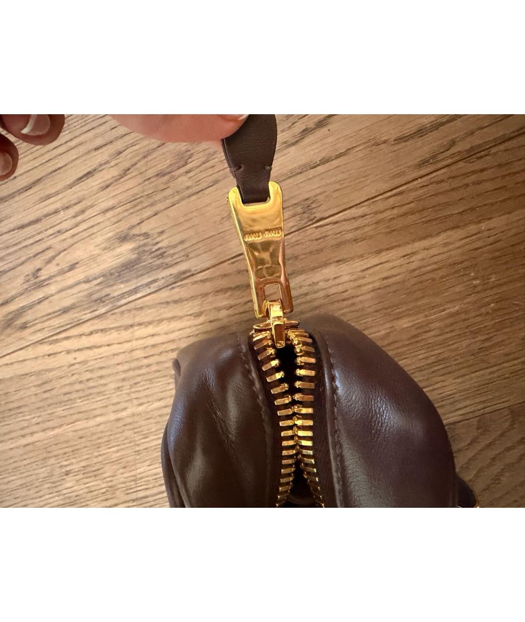 MIU MIU Коричневая кожаная сумка с короткими ручками, фото 5