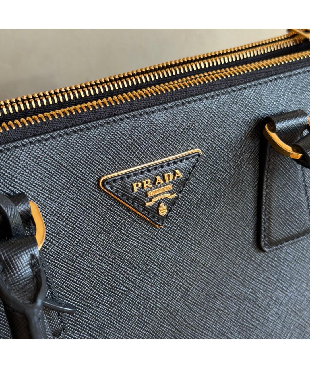PRADA Черная кожаная сумка с короткими ручками, фото 7
