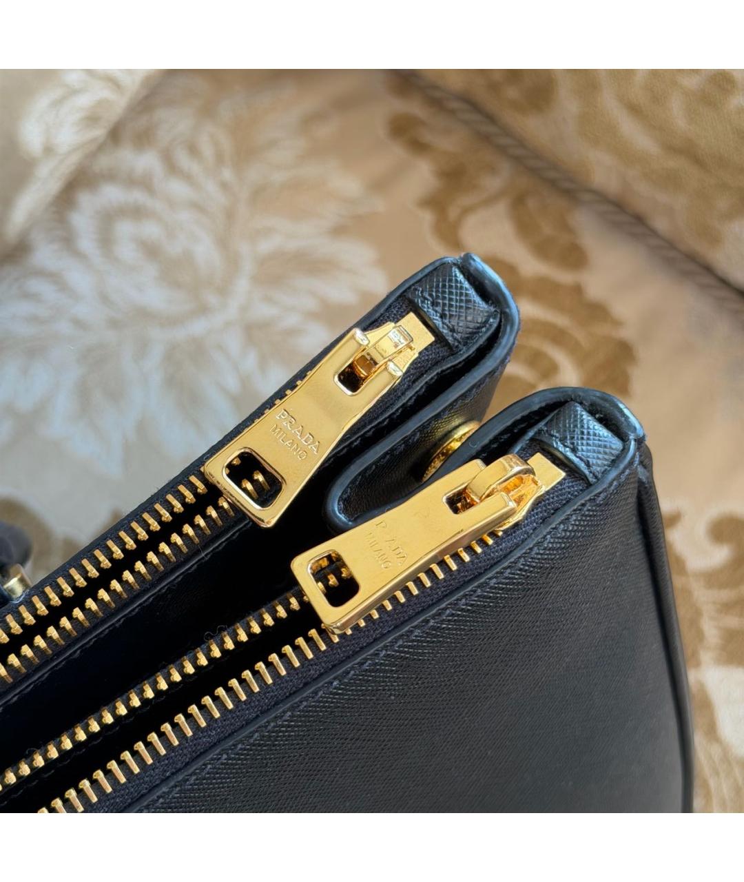 PRADA Черная кожаная сумка с короткими ручками, фото 6