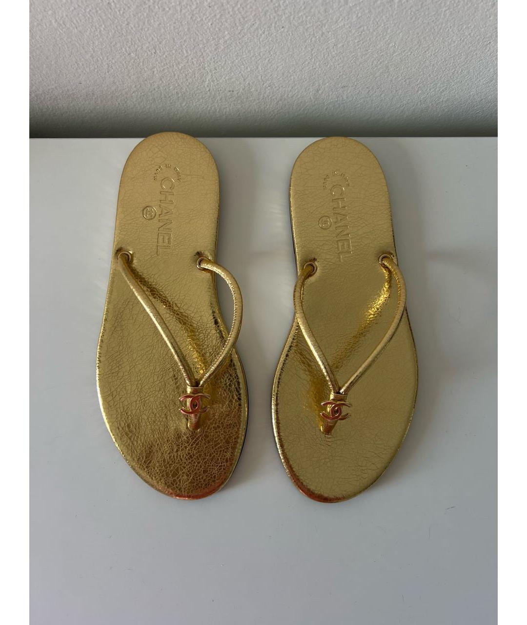 CHANEL Золотые кожаные босоножки, фото 2