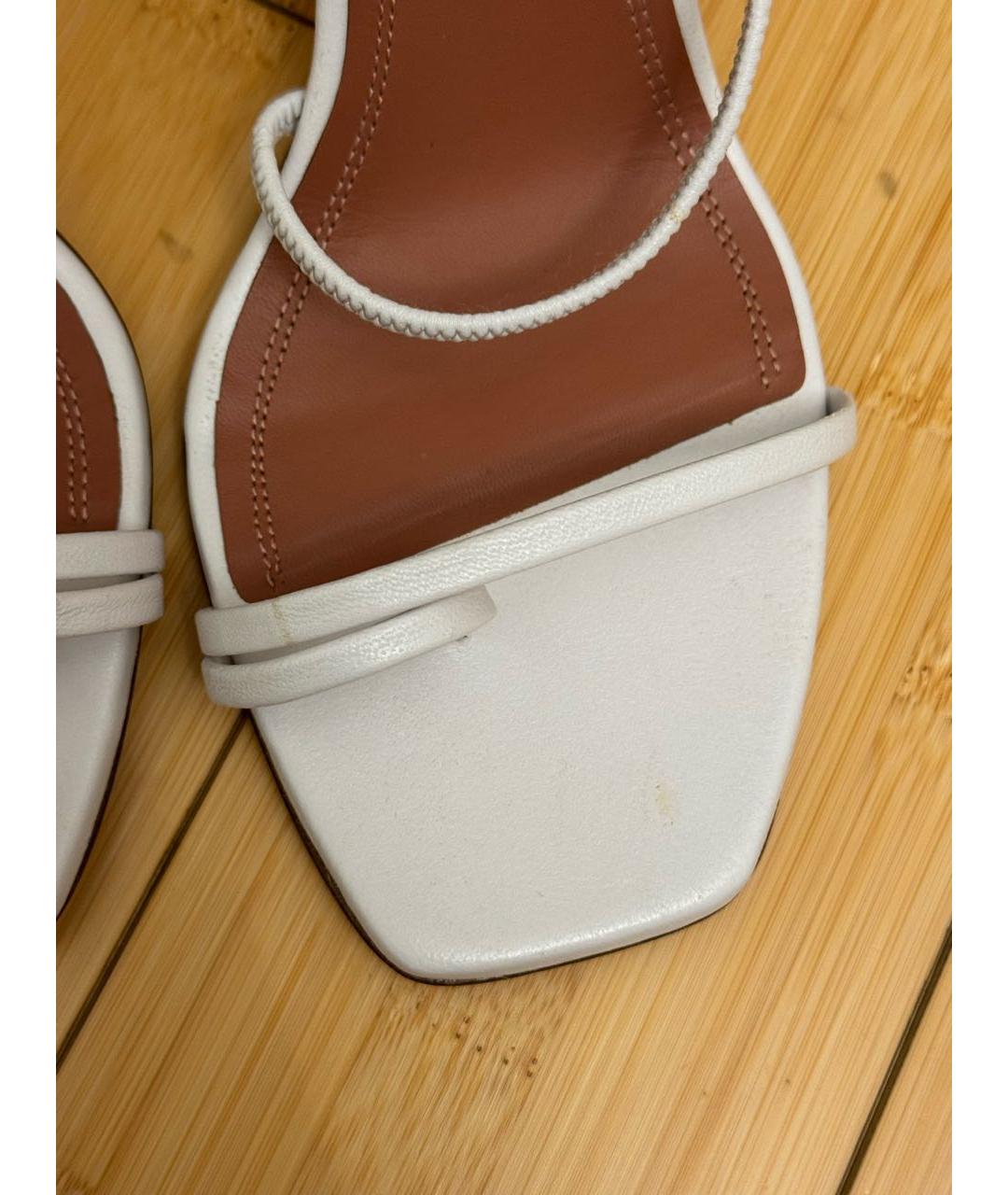 Amina Muaddi Белые кожаные босоножки, фото 6