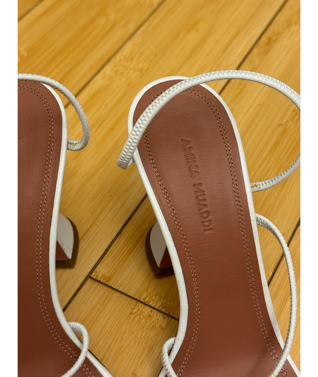 Amina Muaddi Белые кожаные босоножки, фото 7