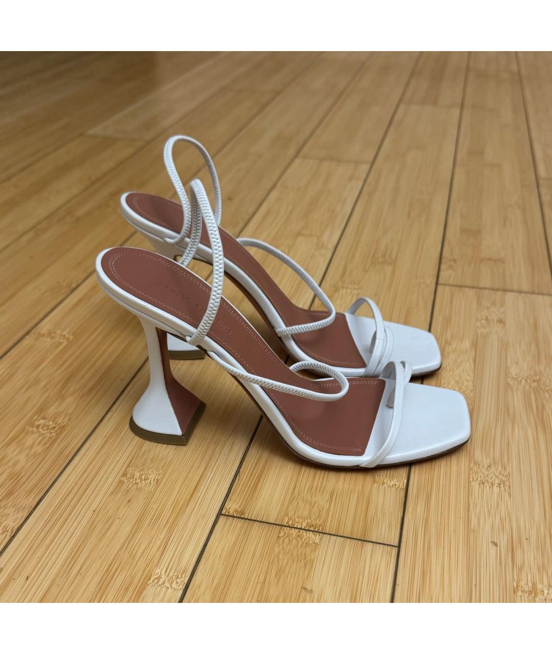 Amina Muaddi Белые кожаные босоножки, фото 9